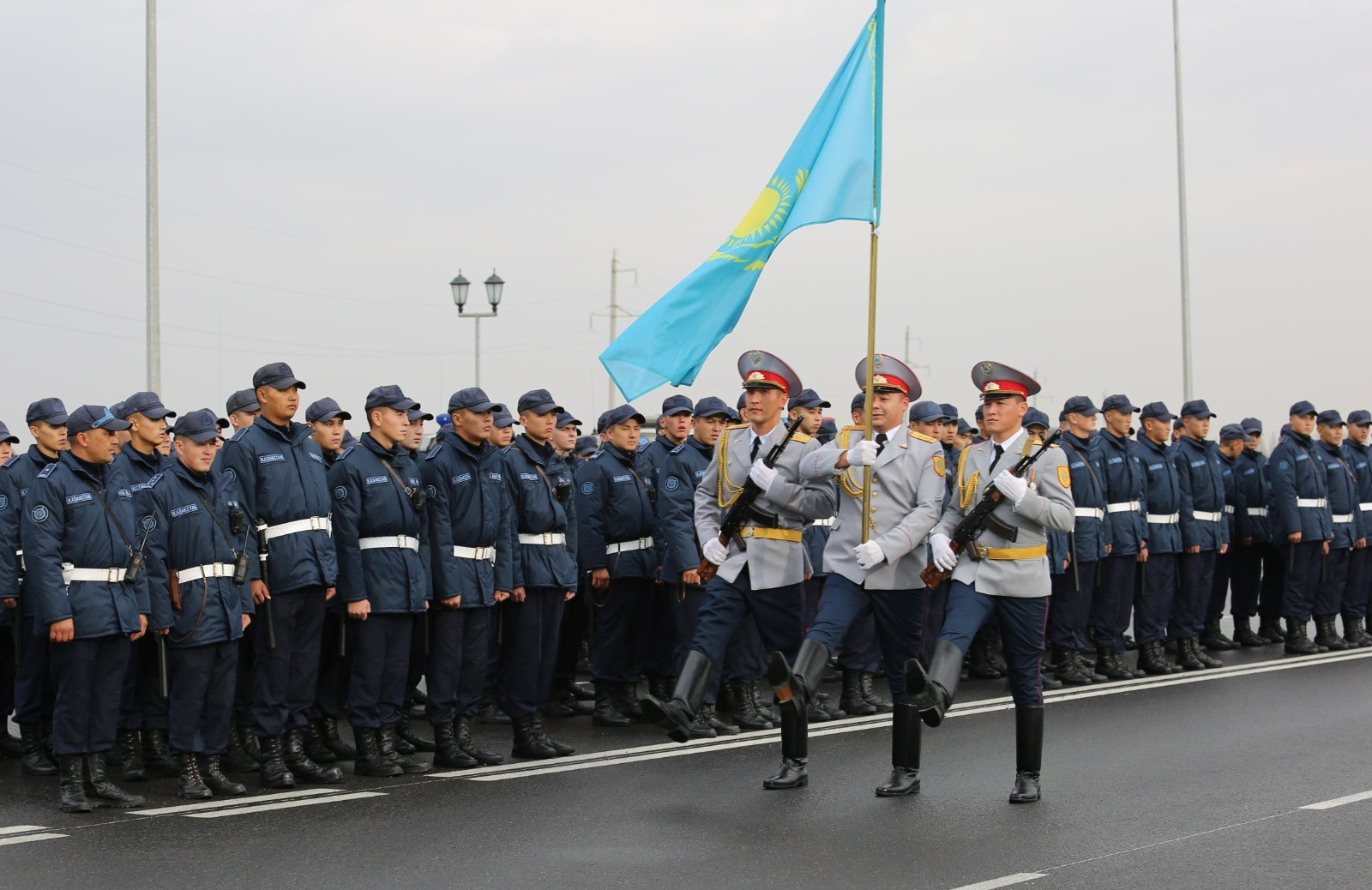 Үлкен әтеш үйде сексуалды қыздың анусын трахает