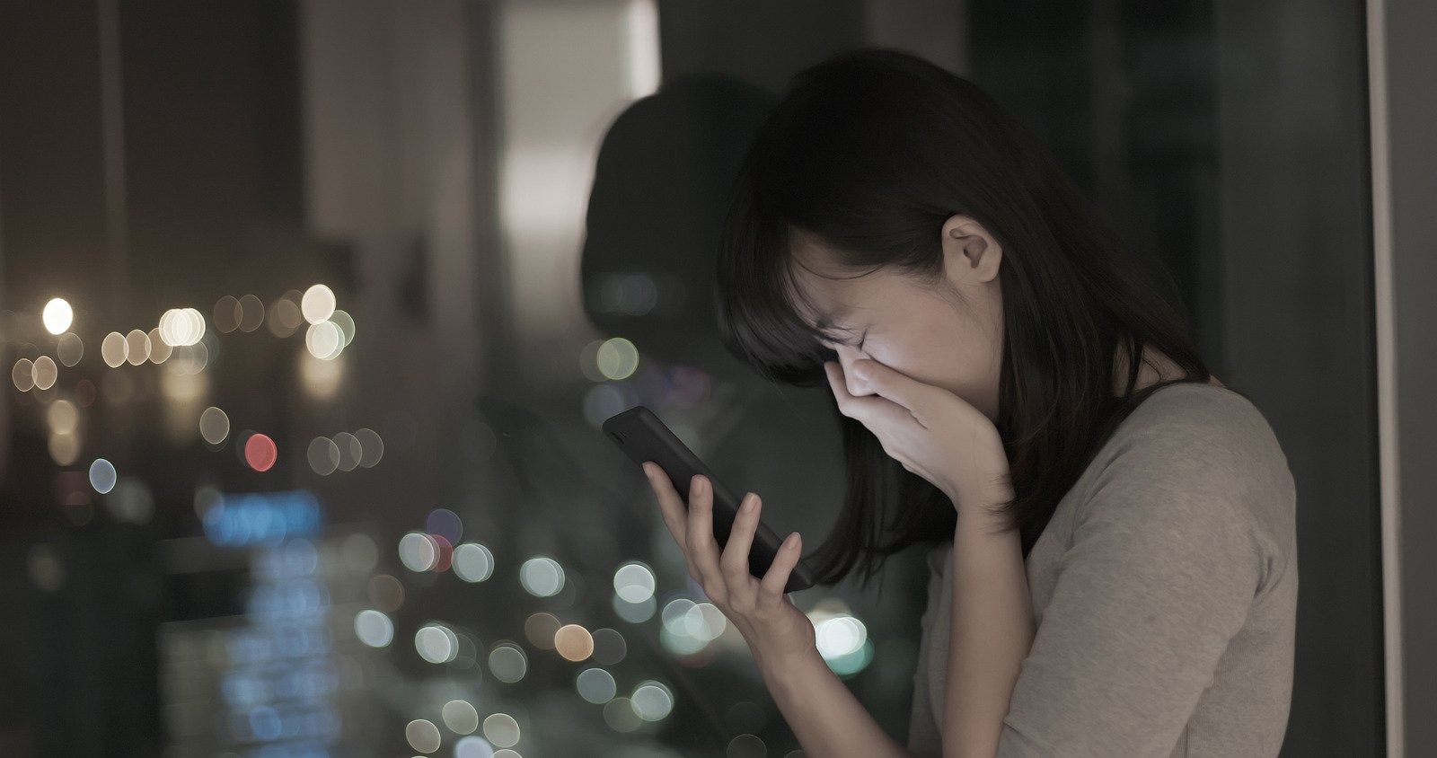 Жетілген әйелдің юбкасының астында фото