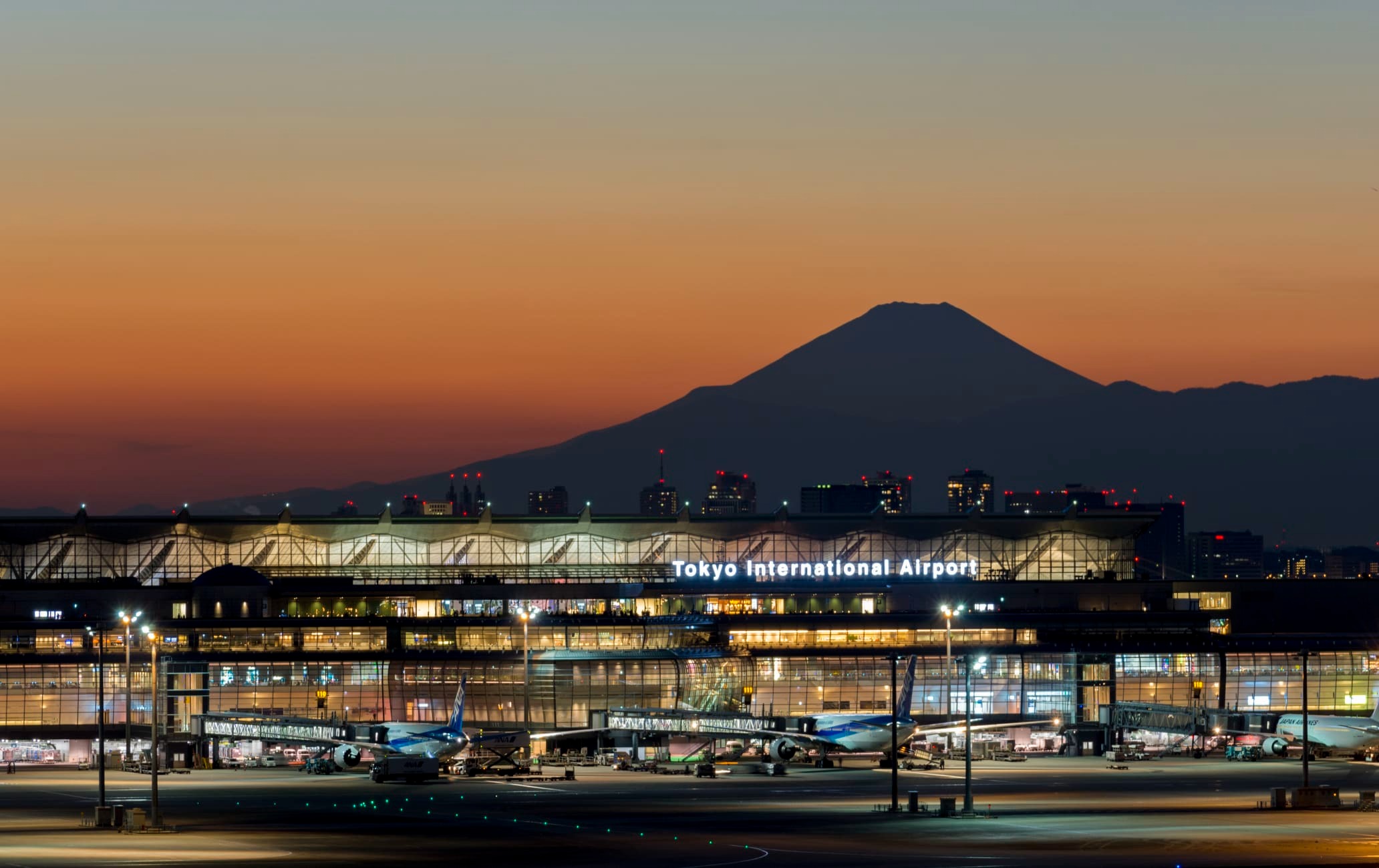 Tokyo airport. Аэропорт Ханеда Япония. Токийский аэропорт Ханеда. Аэропорт Японии Токио. Аэропорты Японии Ханэда.