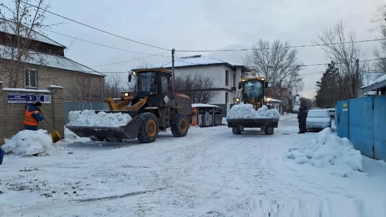 Более 200 рабочих и 649 единиц спецтехники очищают улицы Астаны