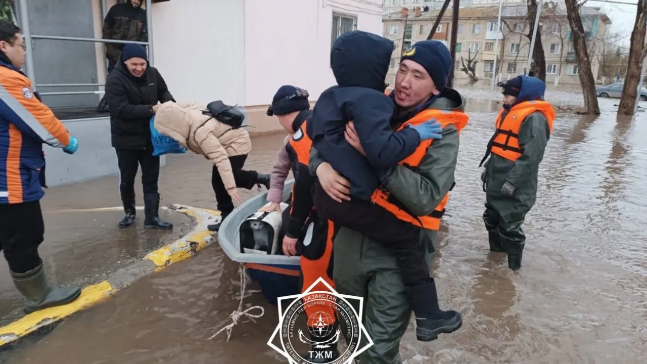 Аварийная ситуация в Кокшетау: Река вышла из берегов, дома и детский сад  подтоплены