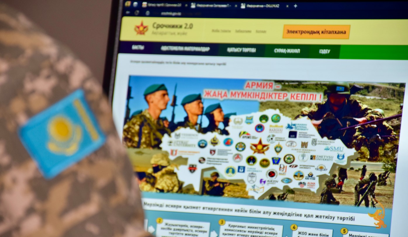 Ауылдағы қыздың суреттері Күйеуі мен әйелі колготки киген