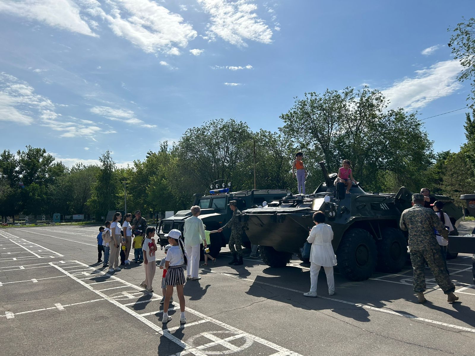 Гвардейцы из Уральска провели праздничное мероприятие в честь дня защиты  детей