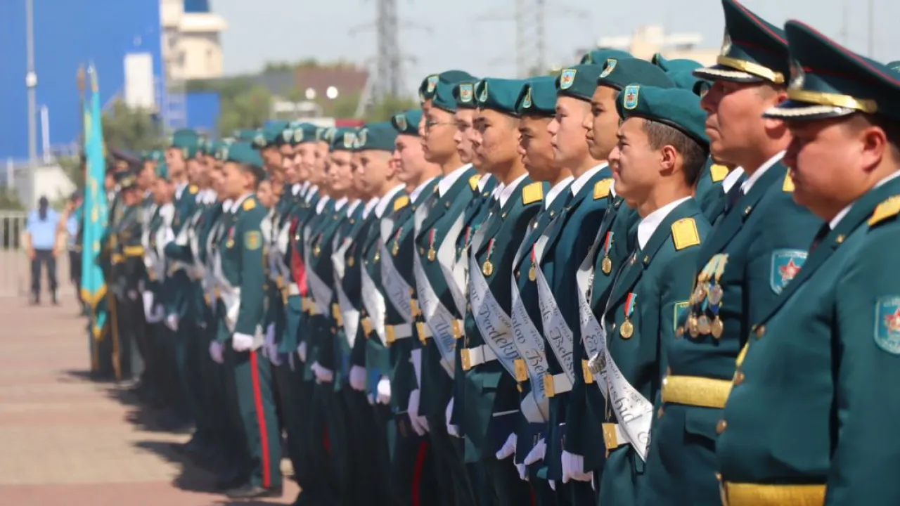 Қазақ жұлдыздары жалаңаш көрінді Бейнеде есекпен сидит