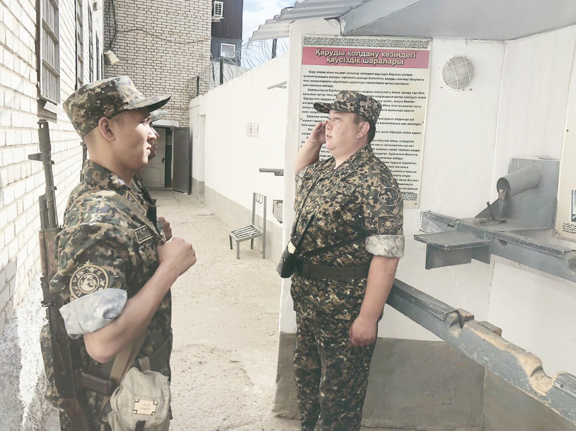 Пойызда Надя блят Ол есегі мен кискасына жыланды тығып алды.