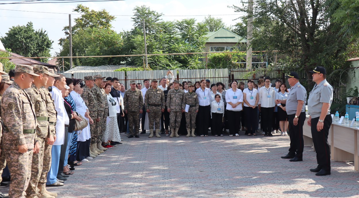 Ерлердің порно тобы кезектесіп камминг жасайды