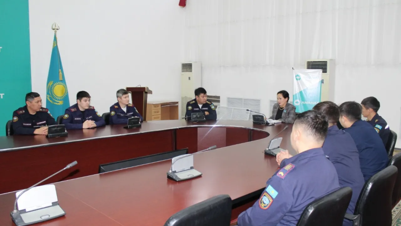 Барттағы Лиза Сасот жыныстық қатынасқа арналған симсандар