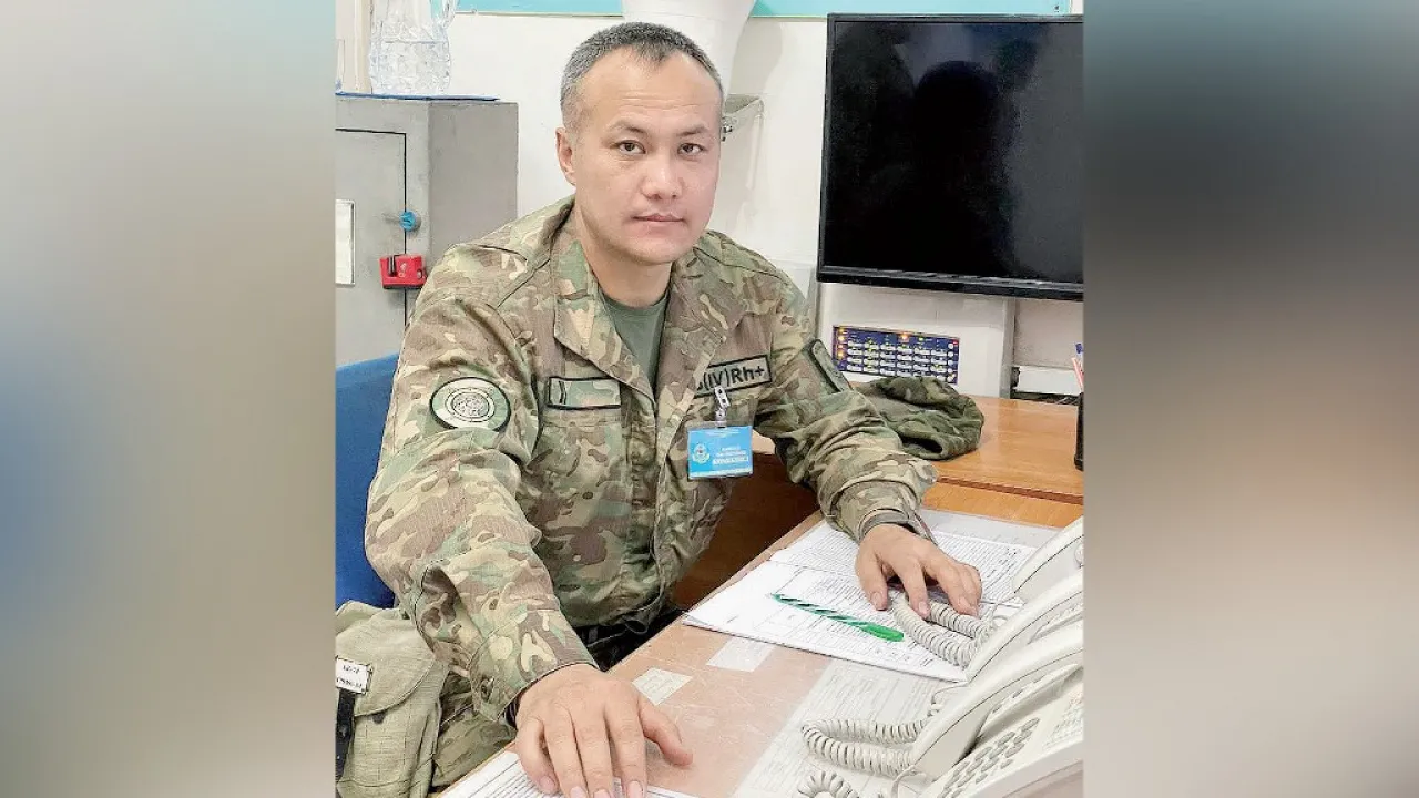 Порно сидит пенистен түспей