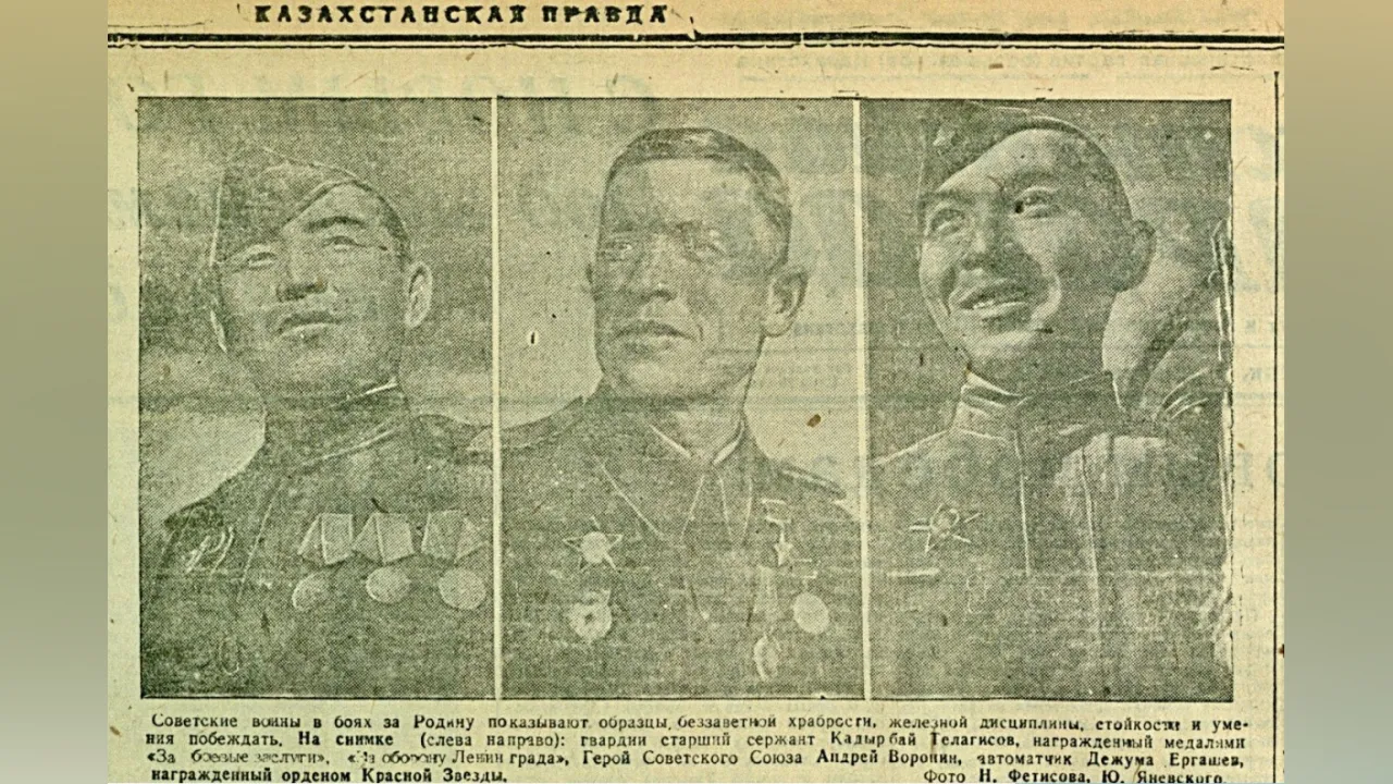 Ол сол жерде отырады және өзінің кискасының суреттерін көрсетеді.