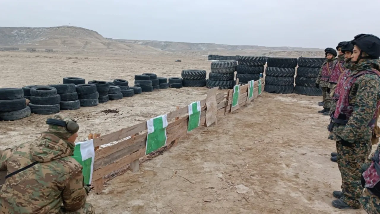 Қарт адам сұлуды трафик етеді