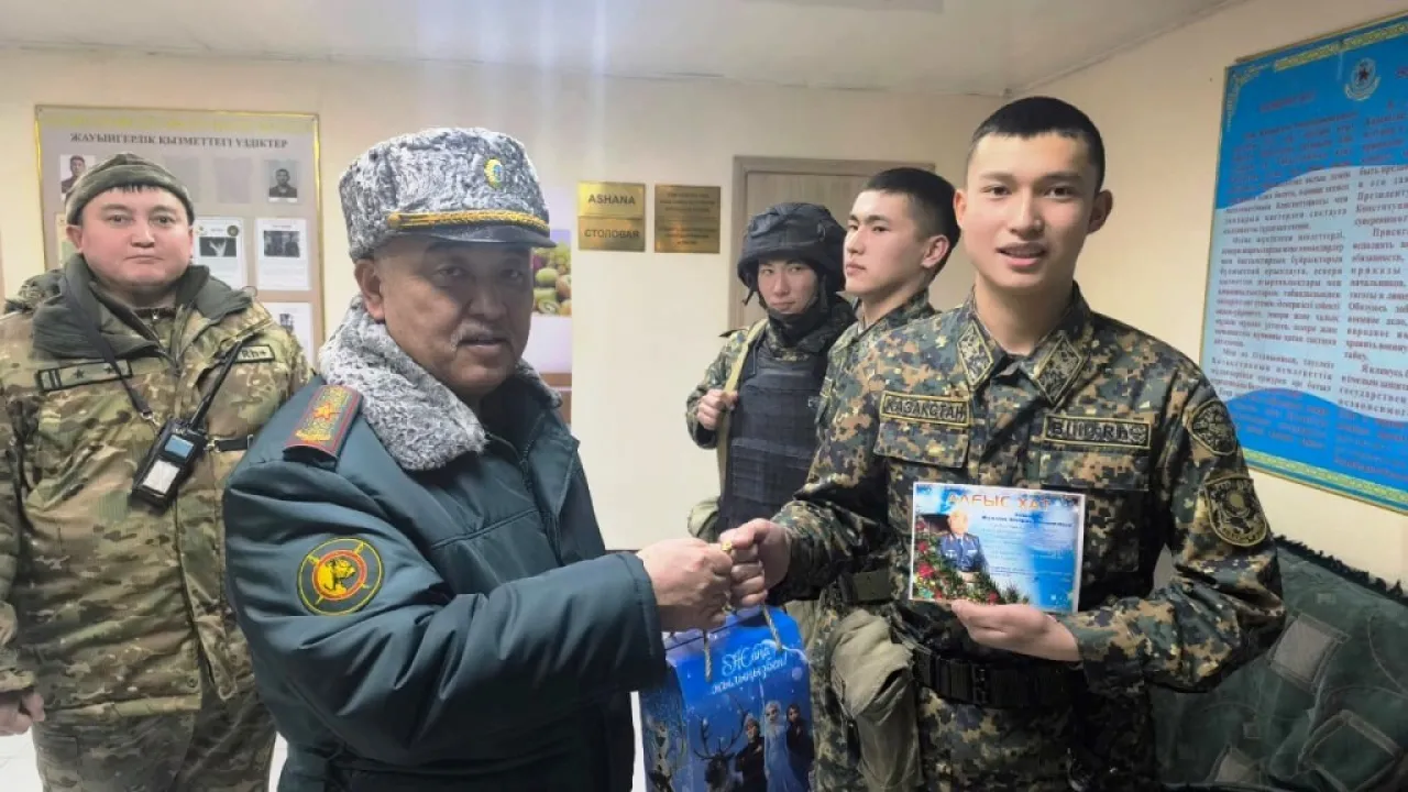 Порноны қалың бұқара жыртып тастады Анасы қызын секс үшін сатты ххх