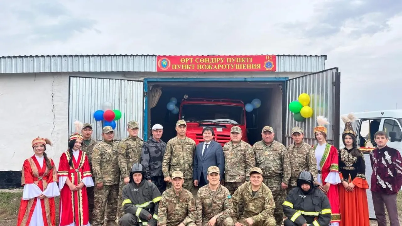 Жыныстық қатынасқа дейінгі және кезіндегі орыс диалогтары (орыс порно) Легинс киген қыз видеода мастурбация жасайды.