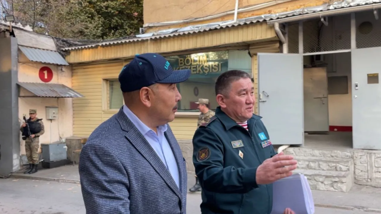 Клиент мейрамхана иесін ұрып жіберген Клиент мейрамхана иесін ұрып жіберген