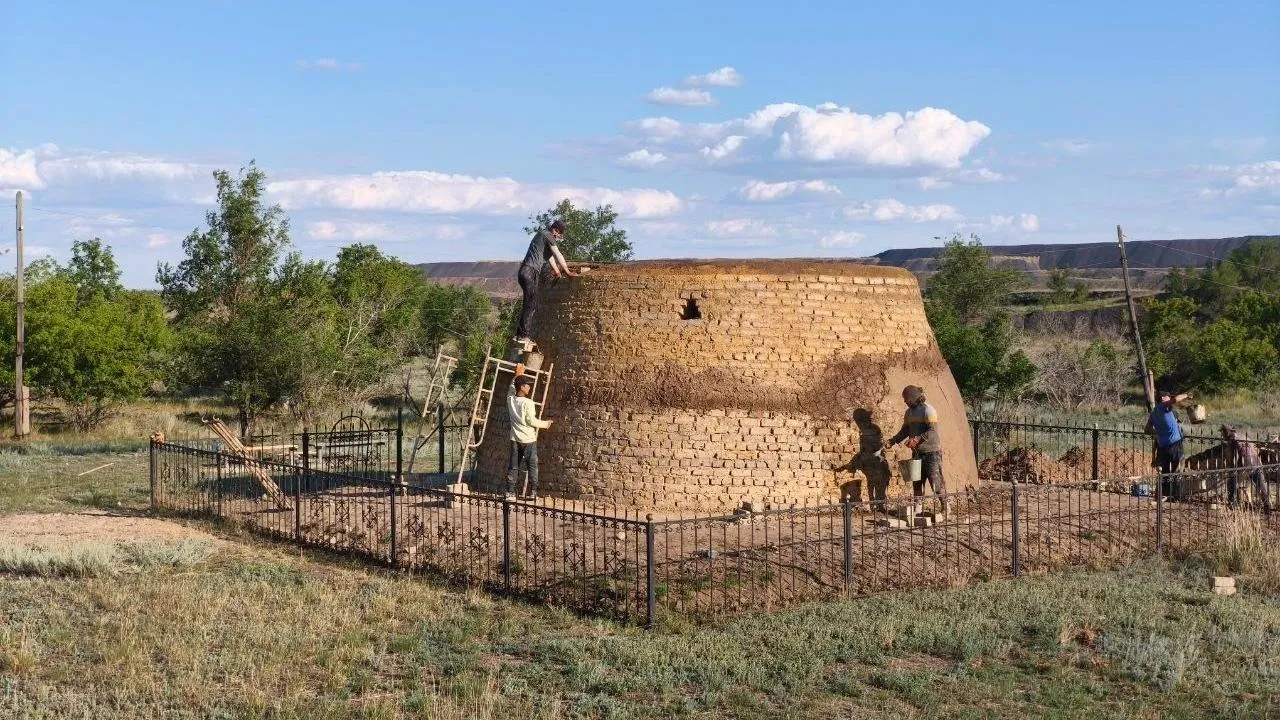 Моншада жас жігітпен жетілген орыс әйелі Кеуде майлары бар секс