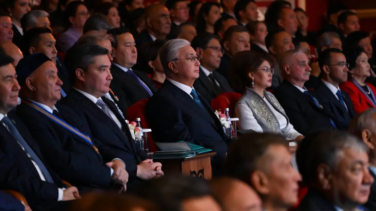 Сыйыну, түкіру және қорлау бейнеленген порно бейнелерді қараңыз.