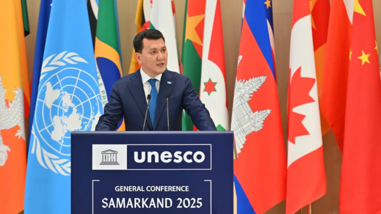 Өте үлкен есектері бар балапандар