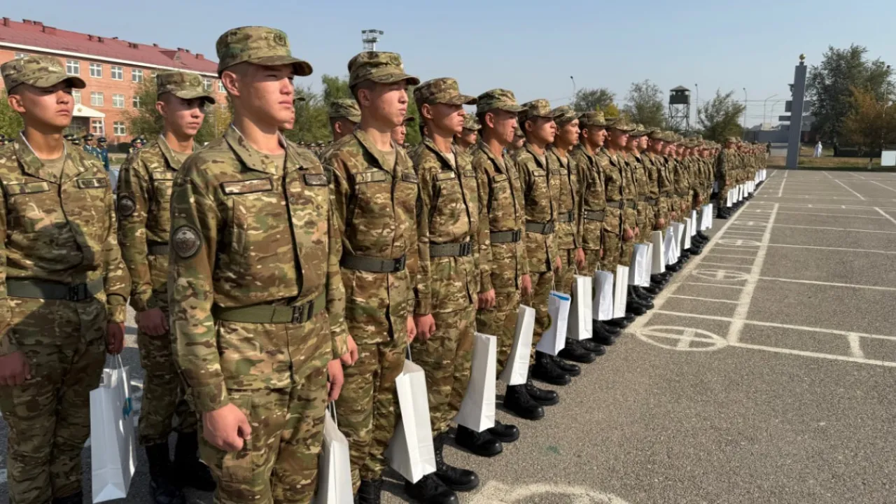 Бір адам қазды ұрды