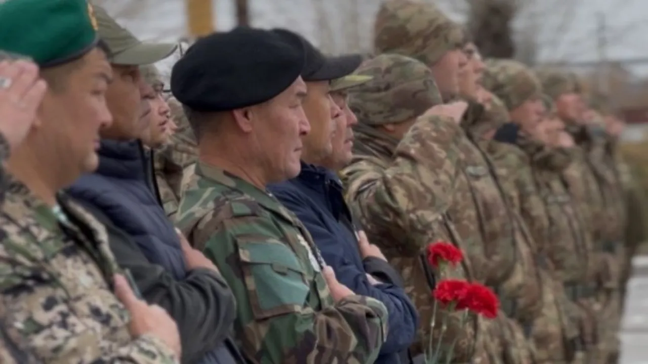 Араб әйелі әтеш соруды үйренеді Жатақхана отбасы мүшесі Украина