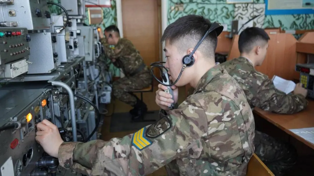 Түнгі клубтағы порно видеолар