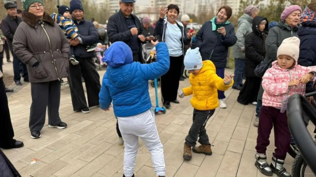 Анна Хатчисон порно Менің күйеуім белдікпен жопты трахает етеді