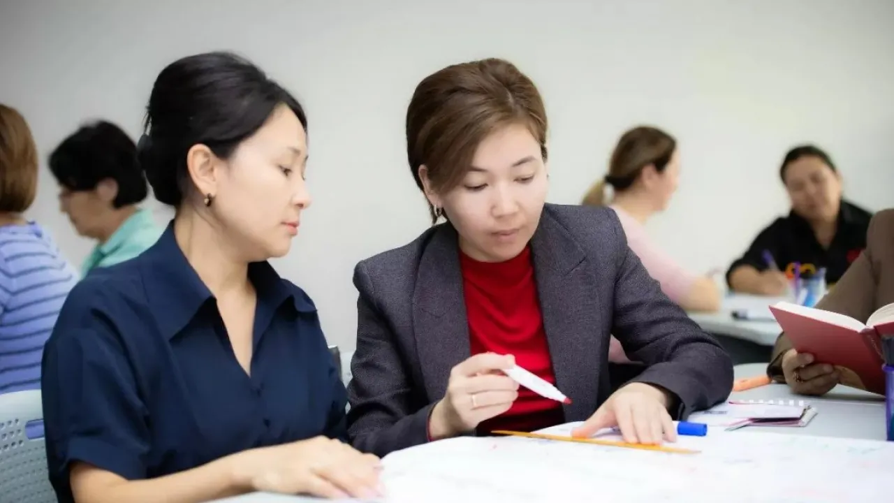 Смотреть порно онлайн: күйеу бала қайын енесін трахает Массажист сұмдық