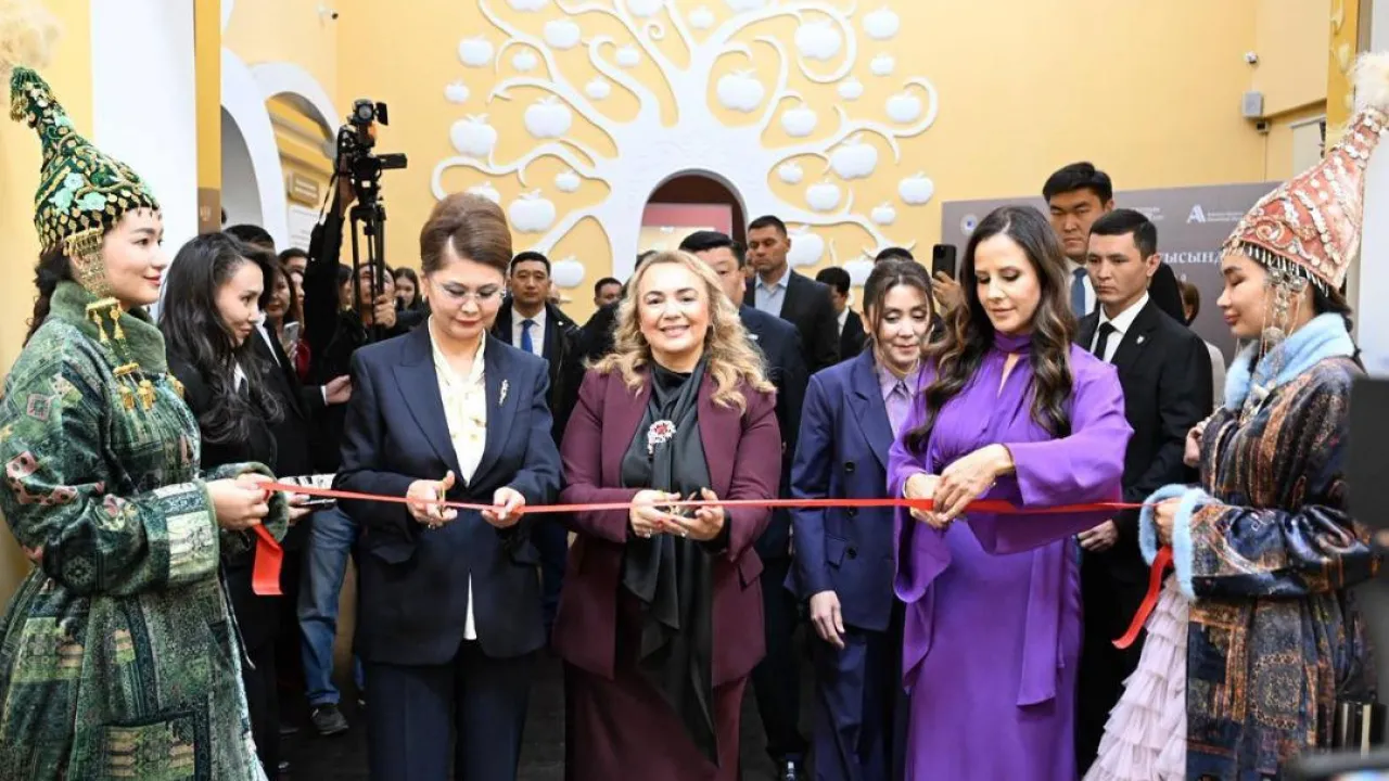 Орыс порносы: Анасы ұлын азғырып жатыр