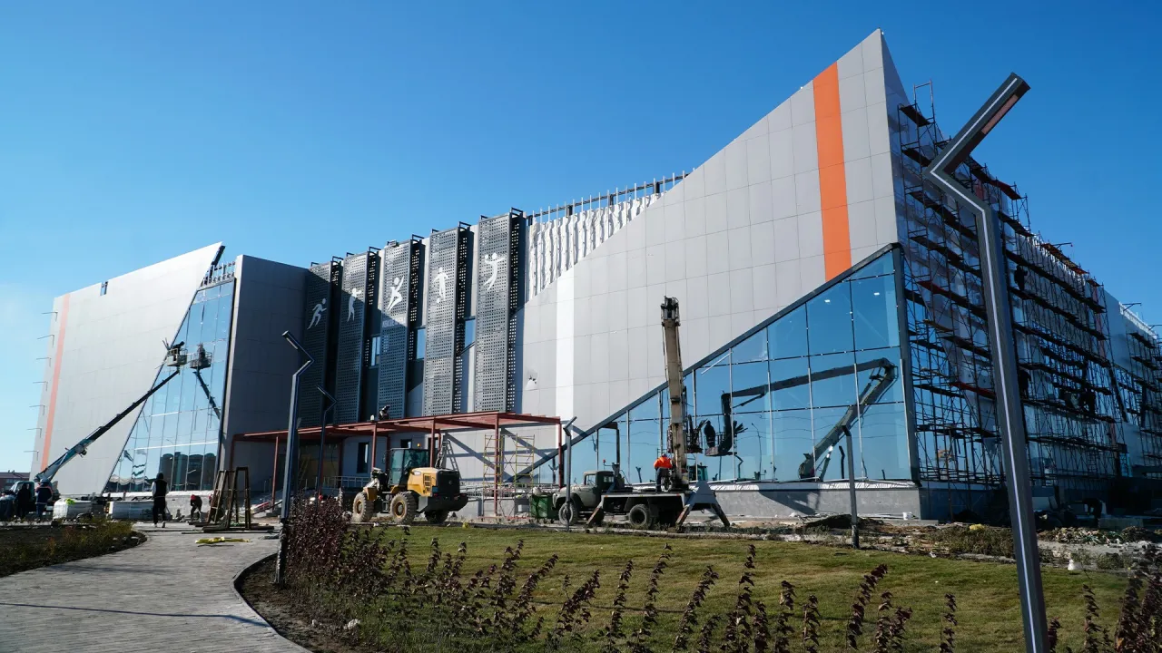 Майлфтар есектерін жақыннан көрсетеді. Қара әйелдің суреті.