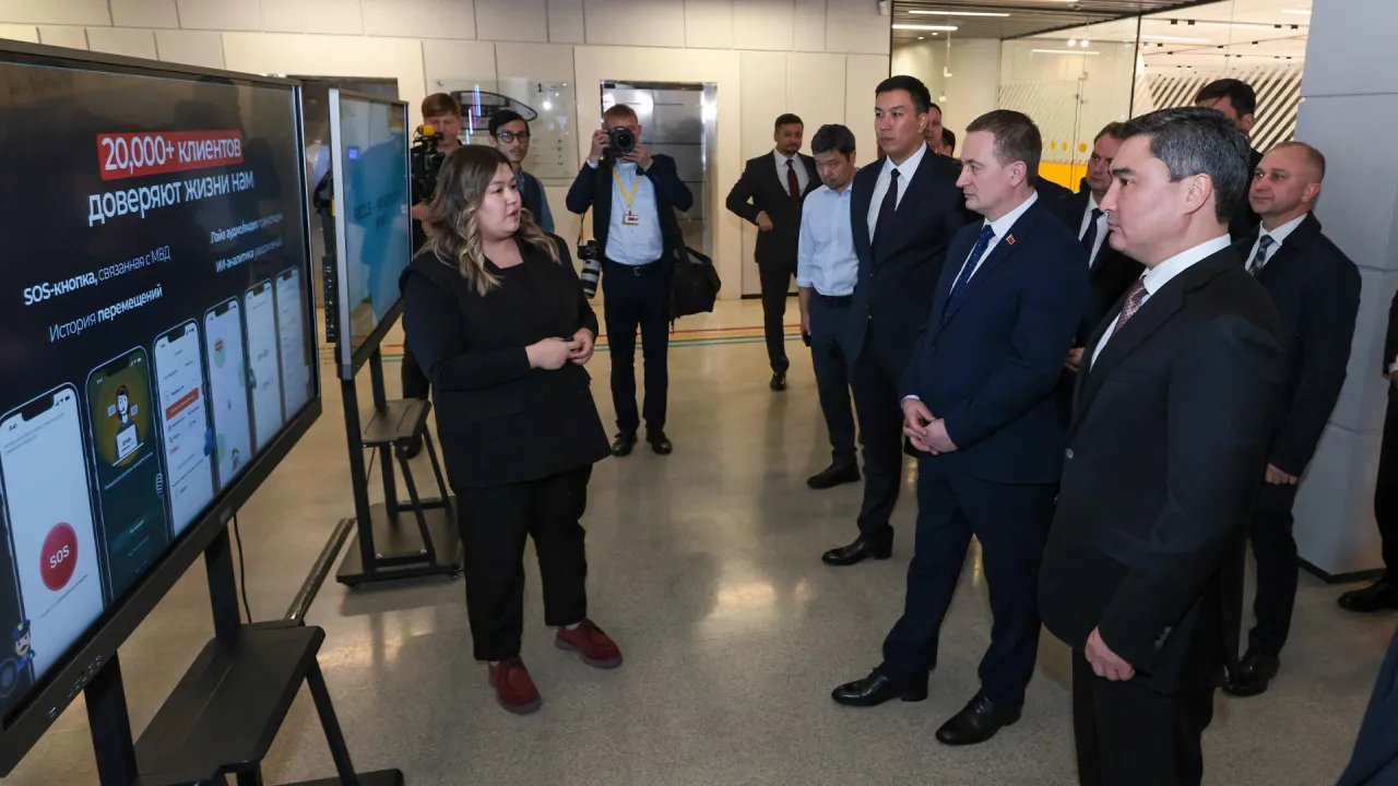 Порно анасы ұлы және оның достары Эротикалық актерлер керек