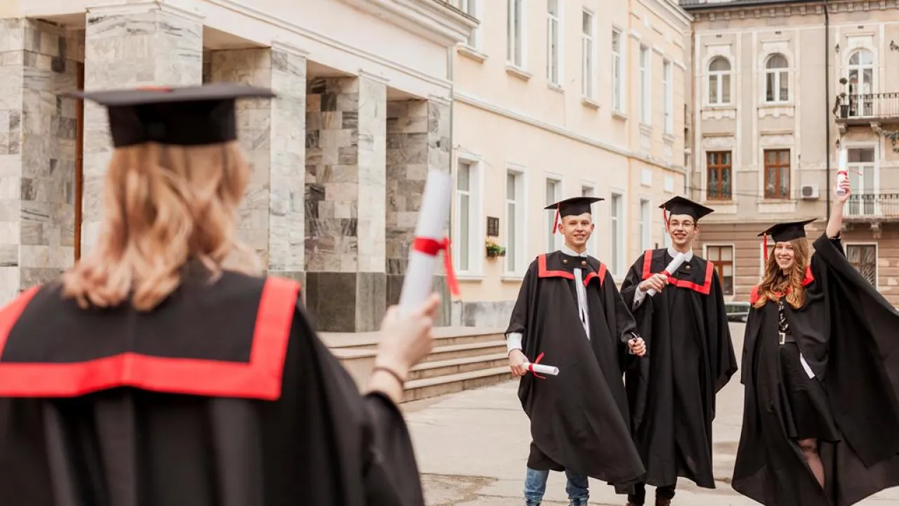 Шұлықтарды соратын әйелдердің суреттері